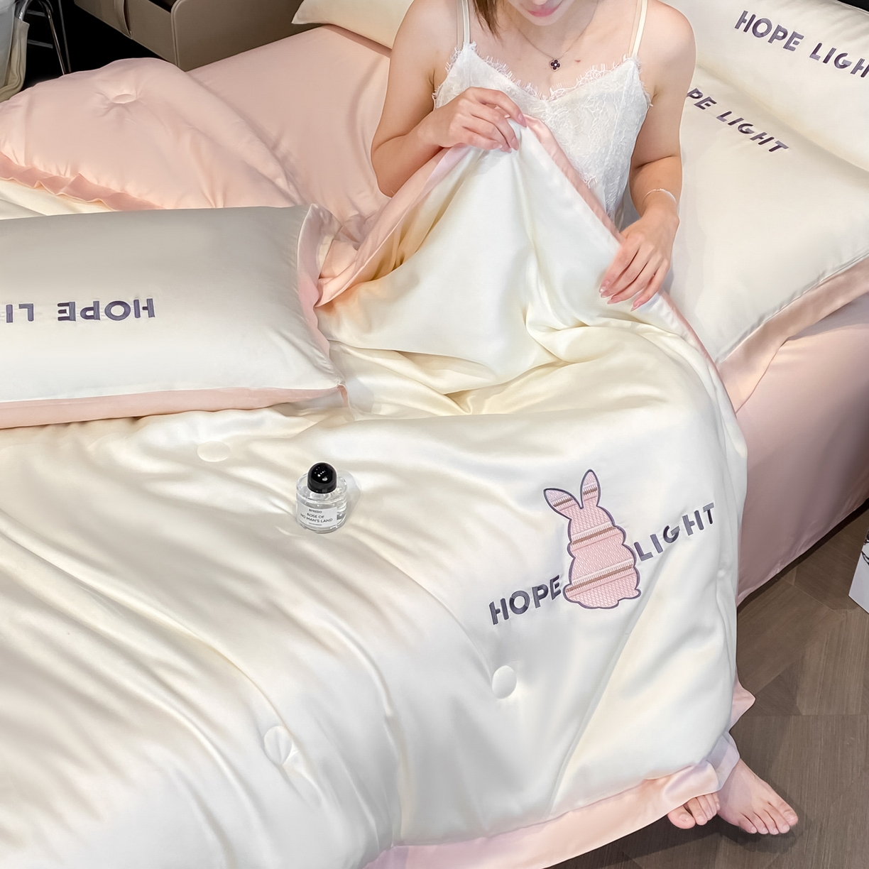 91家纺网 家纺一手货源 找家纺 云棉坊 2026新款水洗真丝冰丝夏被刺绣款-宽边系列 希燃-奶昔白+奶油粉