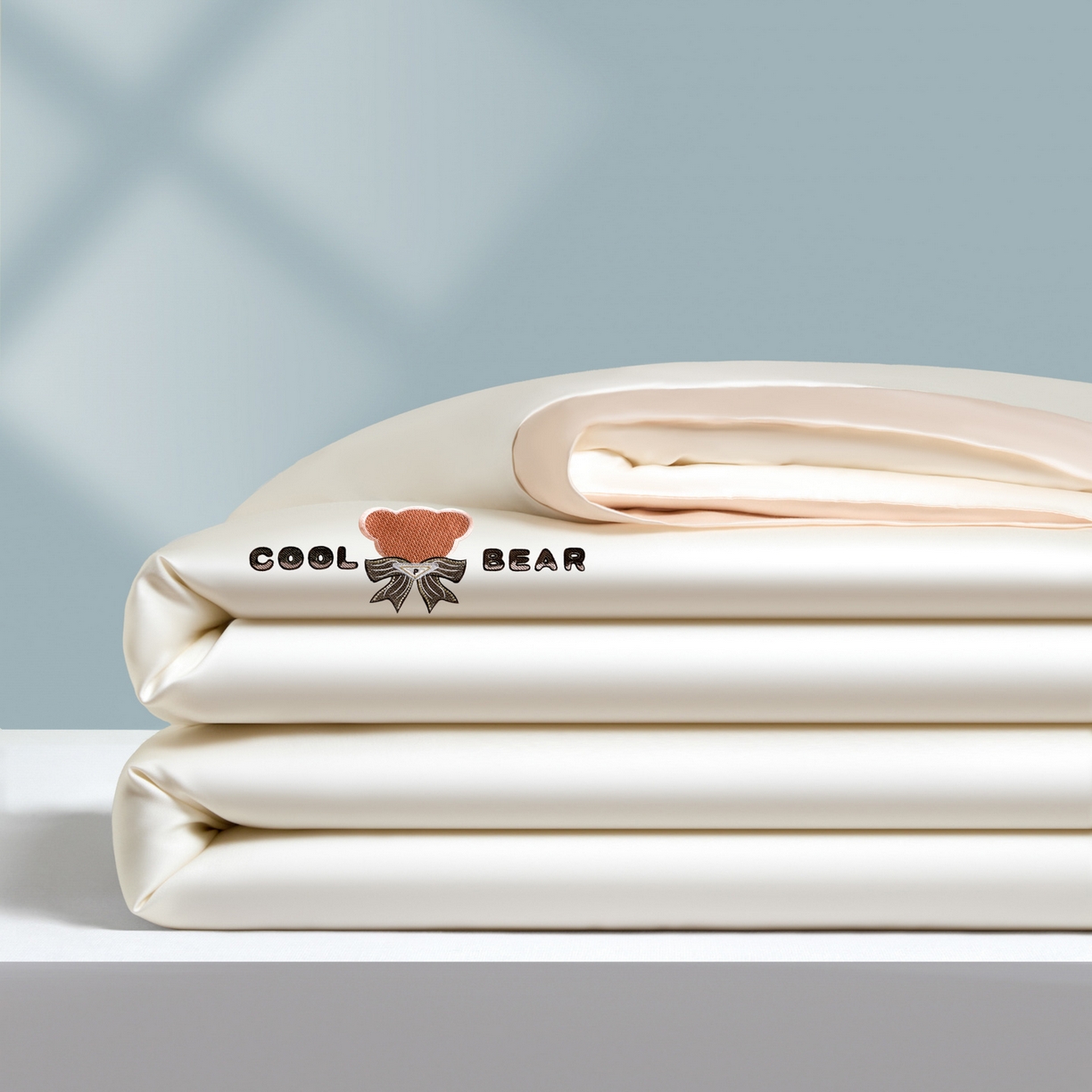 91家纺网 家纺一手货源 找家纺 云棉坊 2026新款水洗真丝冰丝夏被刺绣款-宽边系列 酷尔-奶昔白+奶咖