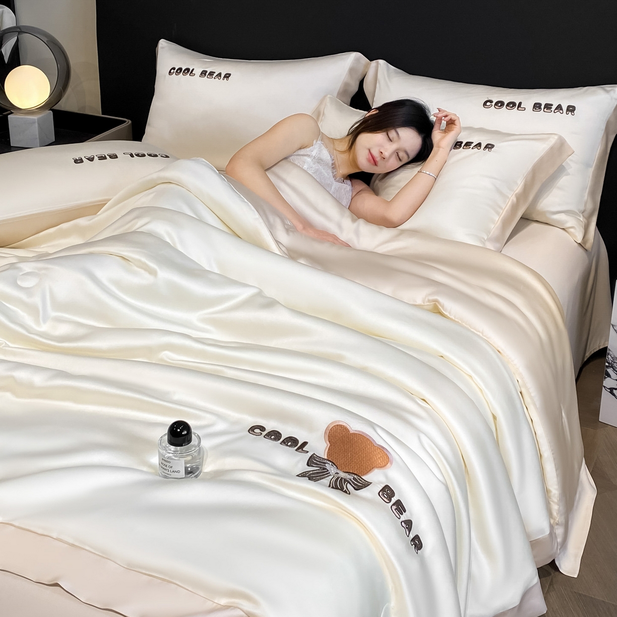 91家纺网 家纺一手货源 找家纺 云棉坊 2026新款水洗真丝冰丝夏被刺绣款-宽边系列 酷尔-奶昔白+奶咖