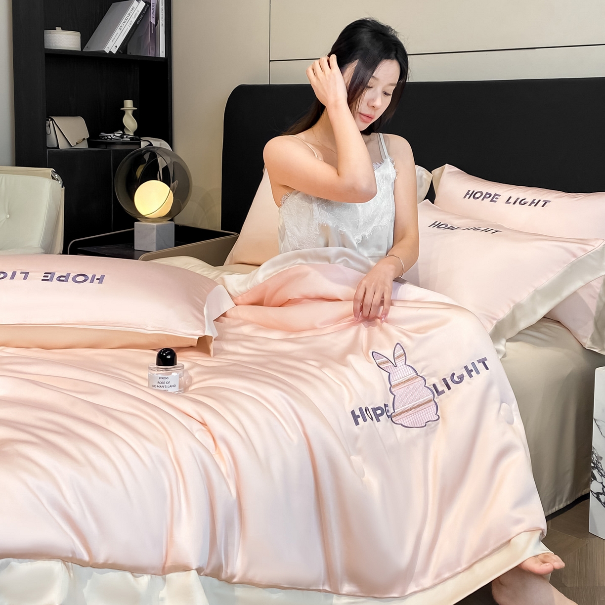 91家纺网 家纺一手货源 找家纺 云棉坊 2026新款水洗真丝冰丝夏被刺绣款-宽边系列 希燃-奶油粉+奶咖