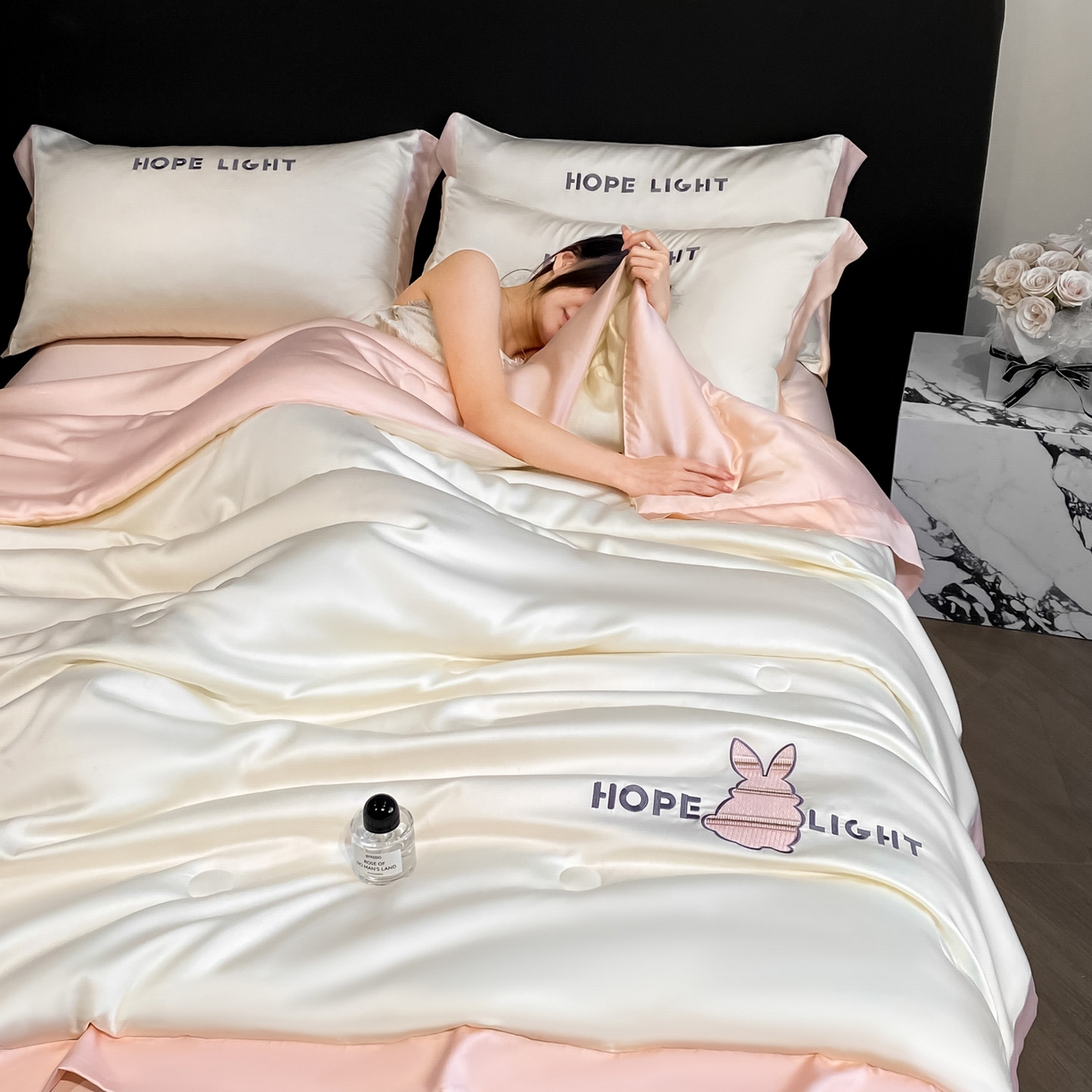 91家纺网 家纺一手货源 找家纺 云棉坊 2026新款水洗真丝冰丝夏被刺绣款-宽边系列 希燃-奶昔白+奶油粉