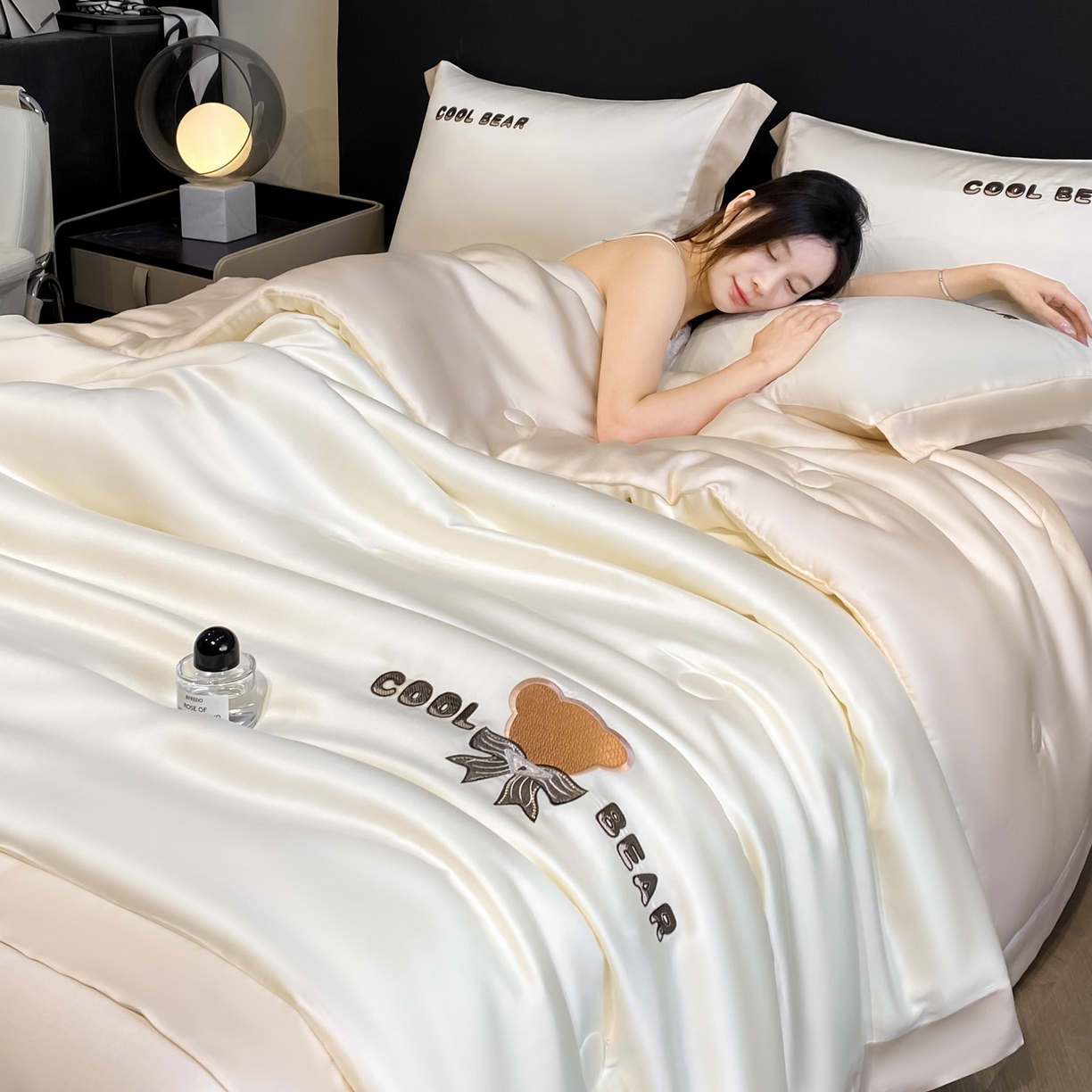 91家纺网 家纺一手货源 找家纺 云棉坊 2026新款水洗真丝冰丝夏被刺绣款-宽边系列 酷尔-奶昔白+奶咖