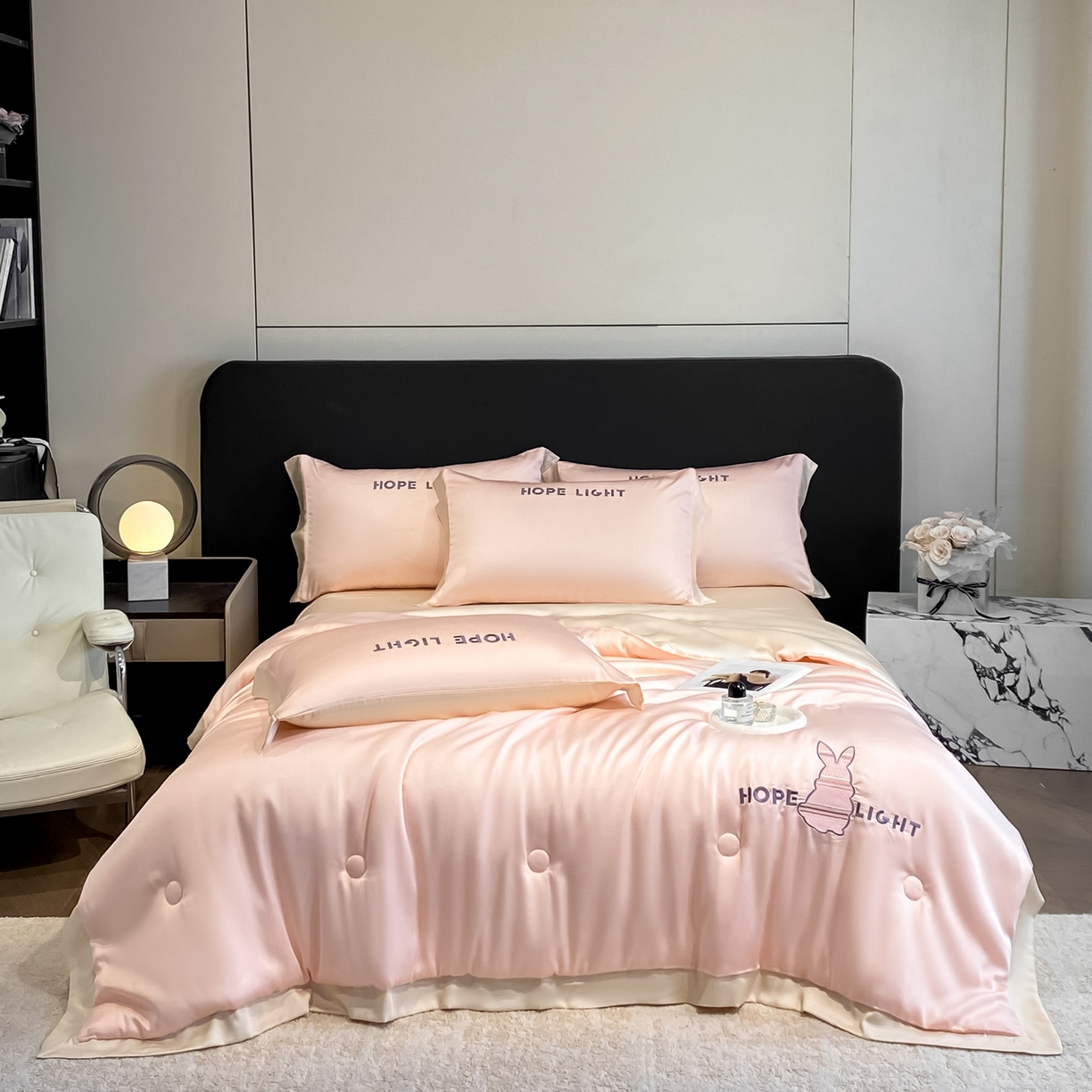 91家纺网 家纺一手货源 找家纺 云棉坊 2026新款水洗真丝冰丝夏被刺绣款-宽边系列 希燃-奶油粉+奶咖