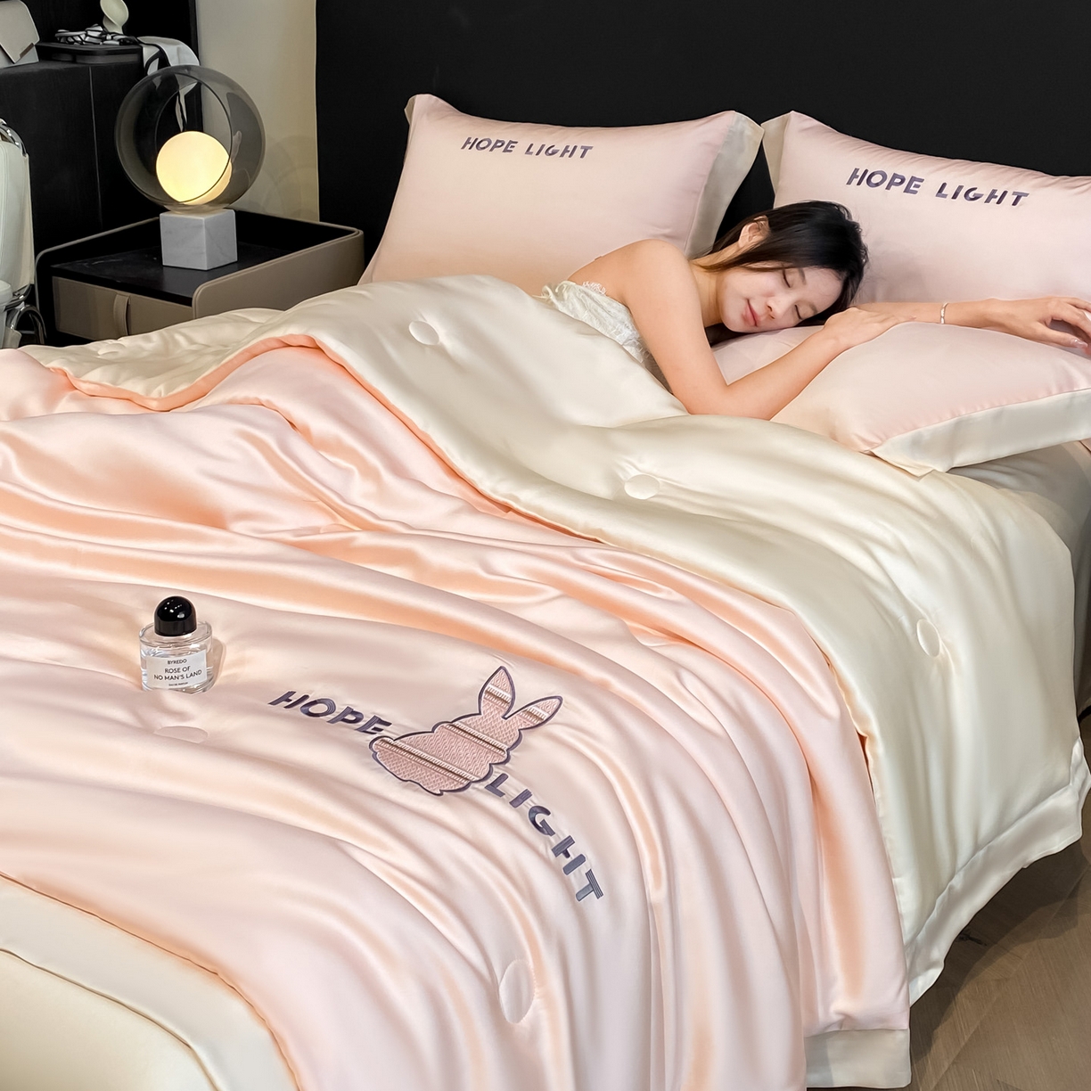 91家纺网 家纺一手货源 找家纺 云棉坊 2026新款水洗真丝冰丝夏被刺绣款-宽边系列 希燃-奶油粉+奶咖