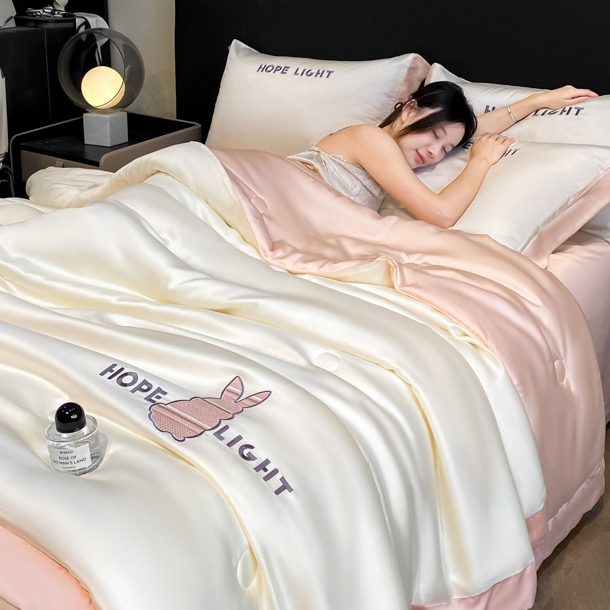 91家纺网 家纺一手货源 找家纺 云棉坊 2026新款水洗真丝冰丝夏被刺绣款-宽边系列 希燃-奶昔白+奶油粉