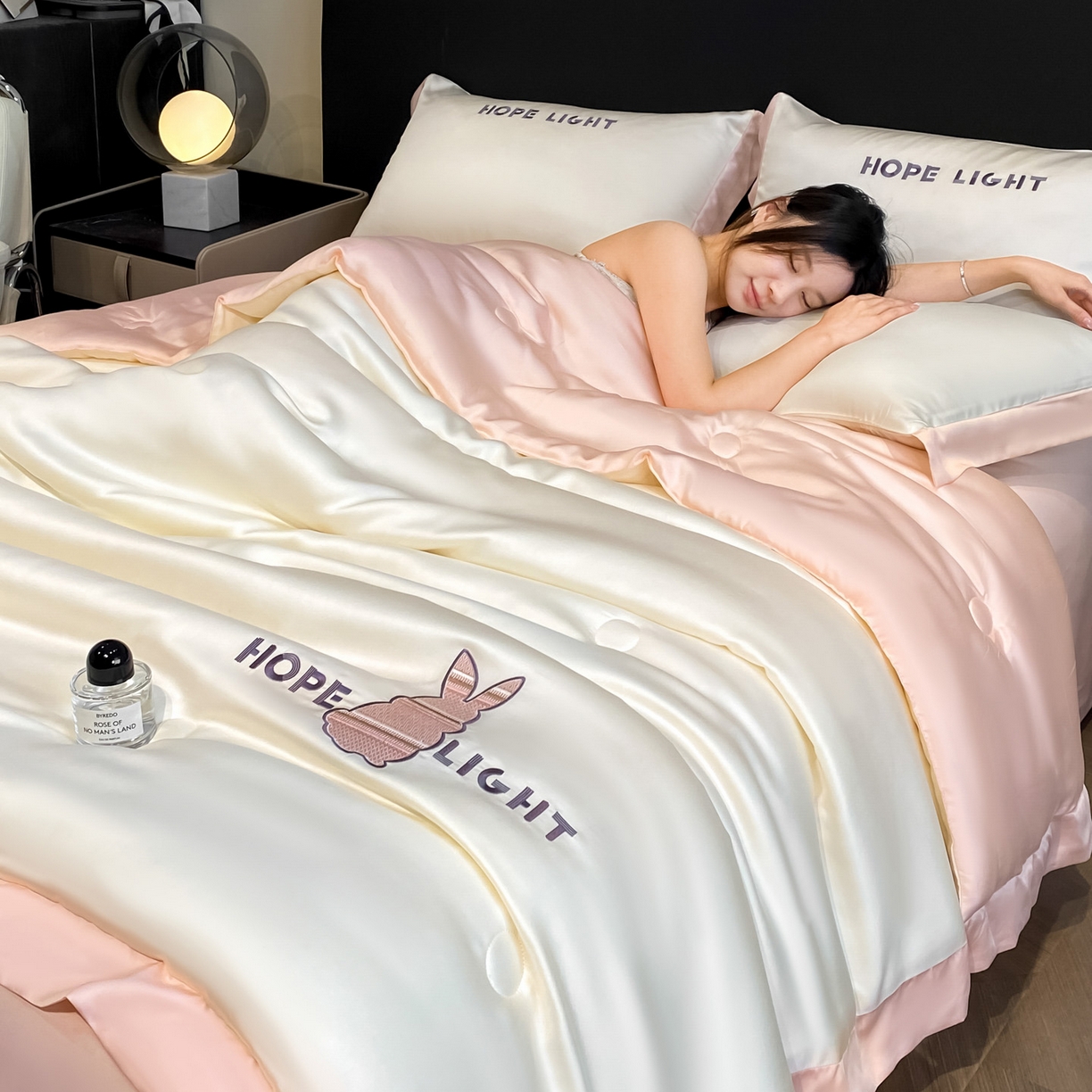 91家纺网 家纺一手货源 找家纺 云棉坊 2026新款水洗真丝冰丝夏被刺绣款-宽边系列 希燃-奶昔白+奶油粉