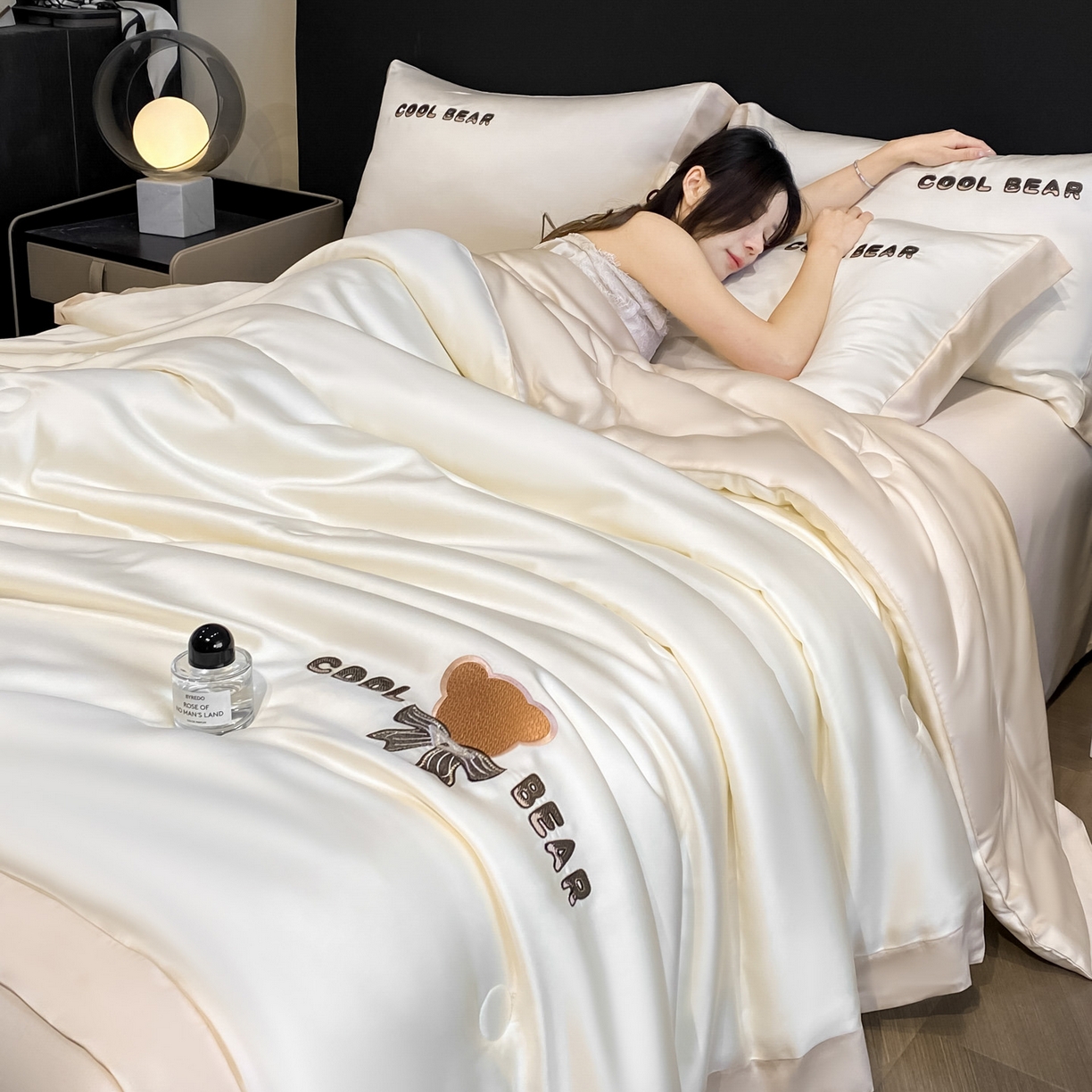 91家纺网 家纺一手货源 找家纺 云棉坊 2026新款水洗真丝冰丝夏被刺绣款-宽边系列 酷尔-奶昔白+奶咖