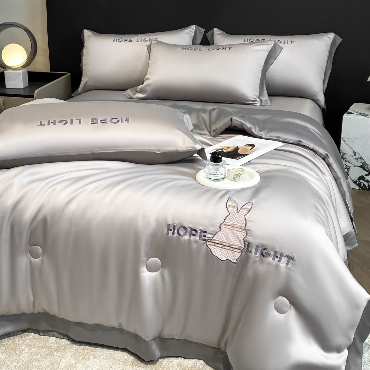 91家纺网 家纺一手货源 找家纺 云棉坊 2026新款水洗真丝冰丝夏被刺绣款-宽边系列 希燃-山灰+中灰