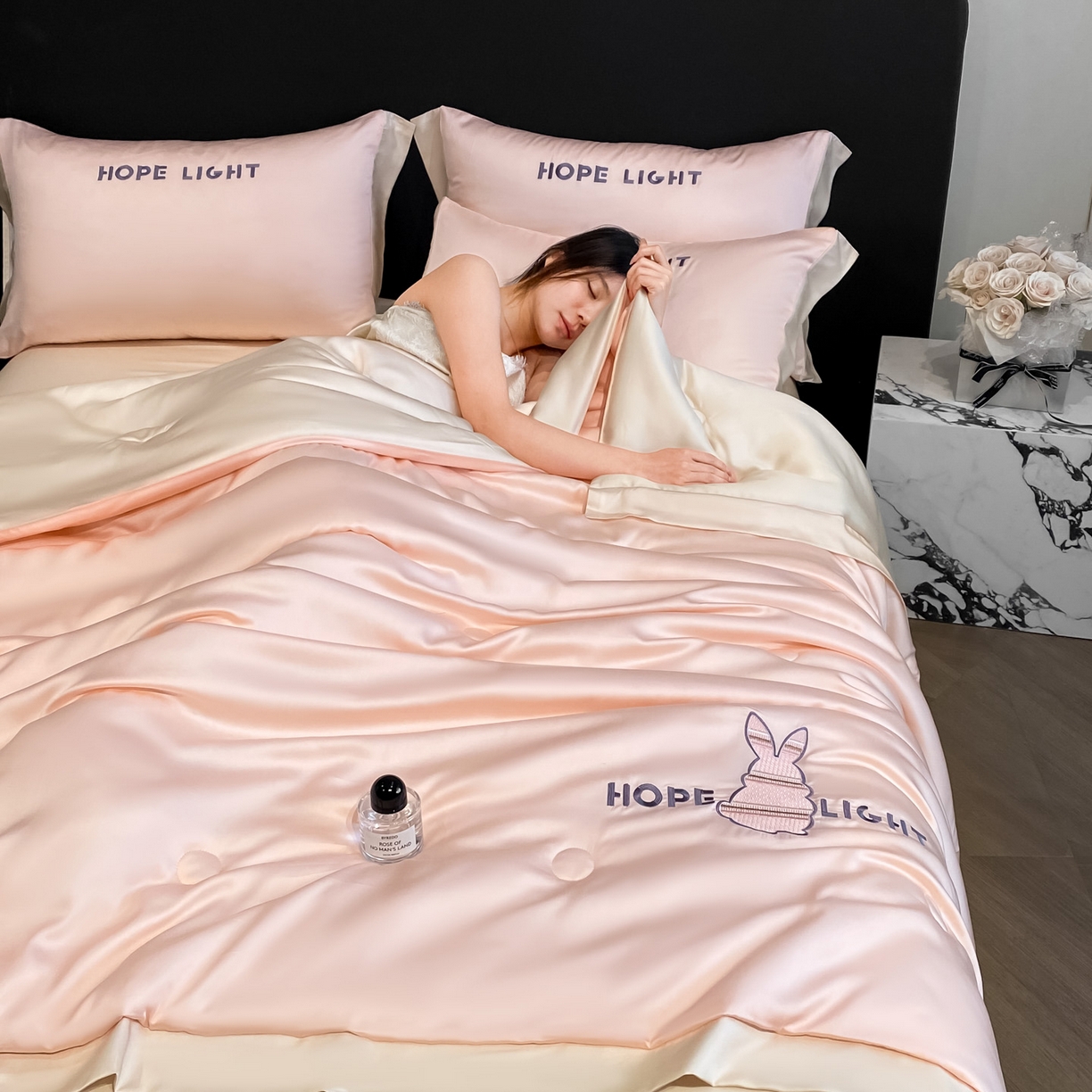 91家纺网 家纺一手货源 找家纺 云棉坊 2026新款水洗真丝冰丝夏被刺绣款-宽边系列 希燃-奶油粉+奶咖