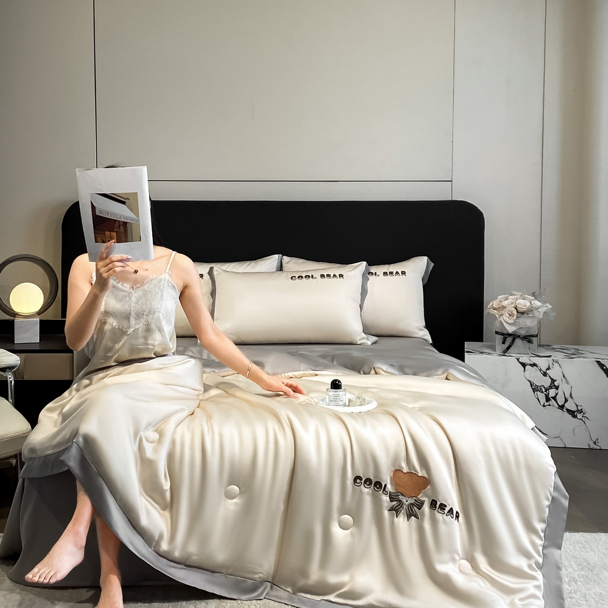 91家纺网 家纺一手货源 找家纺 云棉坊 2026新款水洗真丝冰丝夏被刺绣款-宽边系列 酷尔-奶咖+山灰