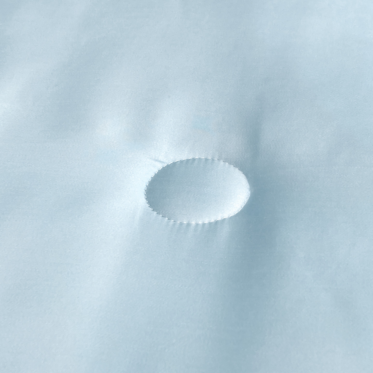 91家纺网 家纺一手货源 找家纺 云棉坊 2026新款水洗真丝冰丝夏被刺绣款-宽边系列 酷尔-天空蓝+奶昔白