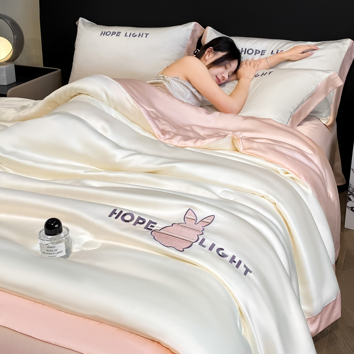 91家纺网 家纺一手货源 找家纺 云棉坊 2026新款水洗真丝冰丝夏被刺绣款-宽边系列 希燃-奶昔白+奶油粉