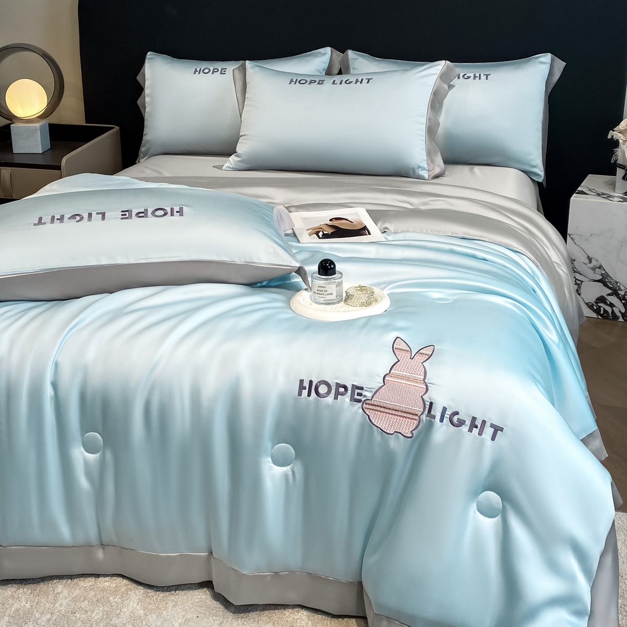 91家纺网 家纺一手货源 找家纺 云棉坊 2026新款水洗真丝冰丝夏被刺绣款-宽边系列 希燃-海盐兰+山灰