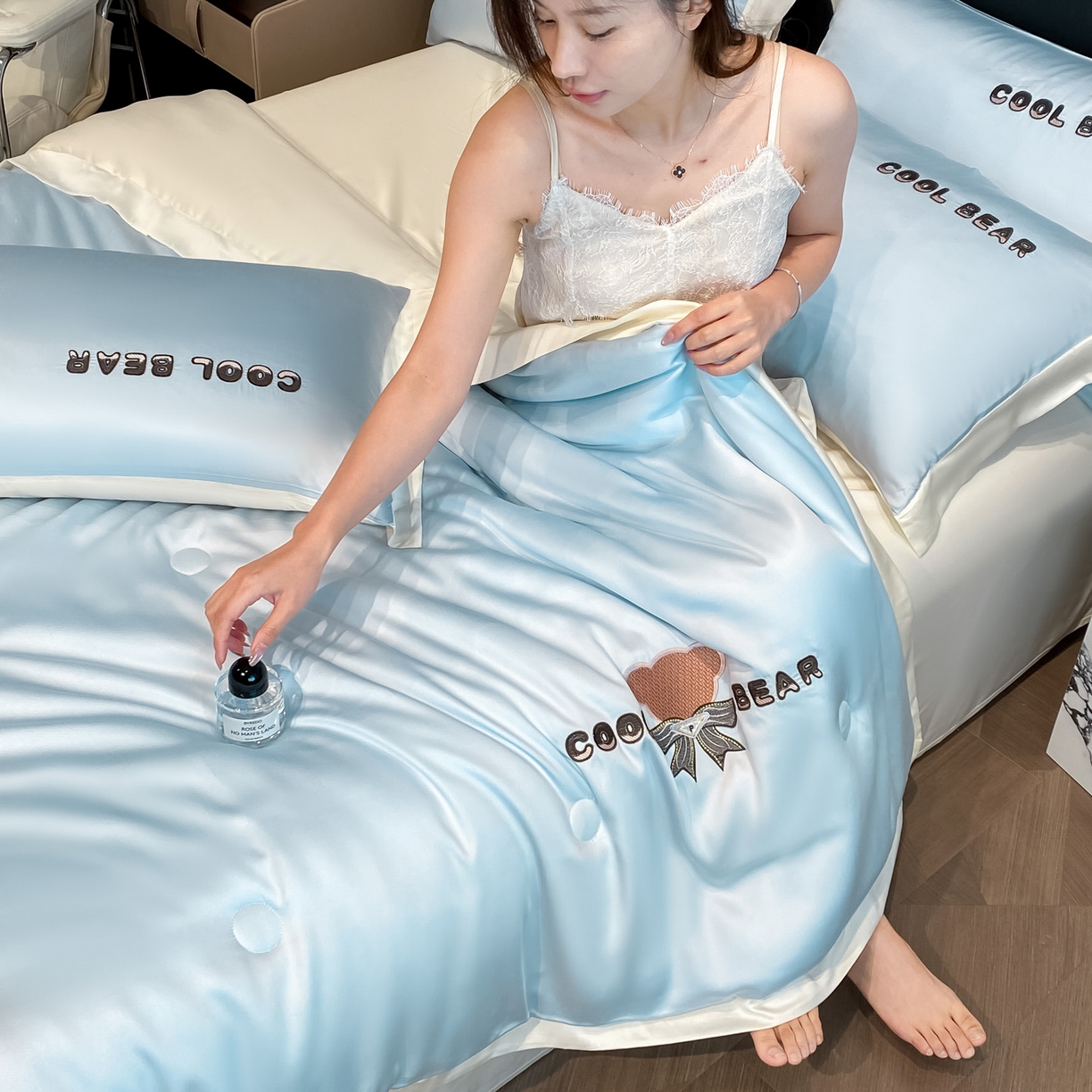 91家纺网 家纺一手货源 找家纺 云棉坊 2026新款水洗真丝冰丝夏被刺绣款-宽边系列 酷尔-天空蓝+奶昔白