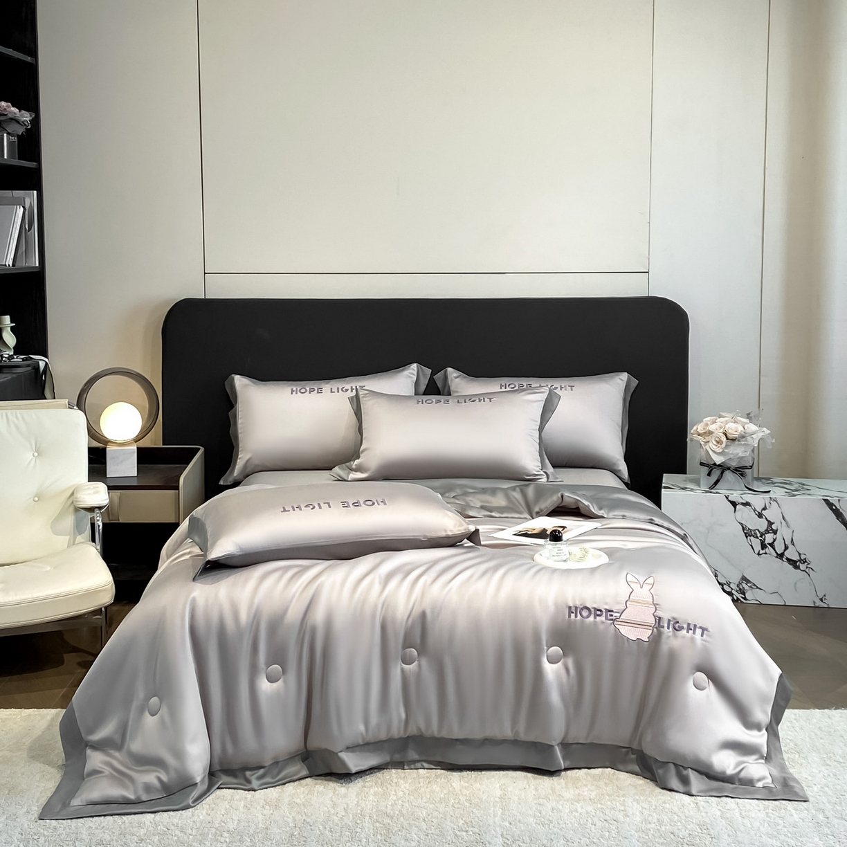 91家纺网 家纺一手货源 找家纺 云棉坊 2026新款水洗真丝冰丝夏被刺绣款-宽边系列 希燃-山灰+中灰