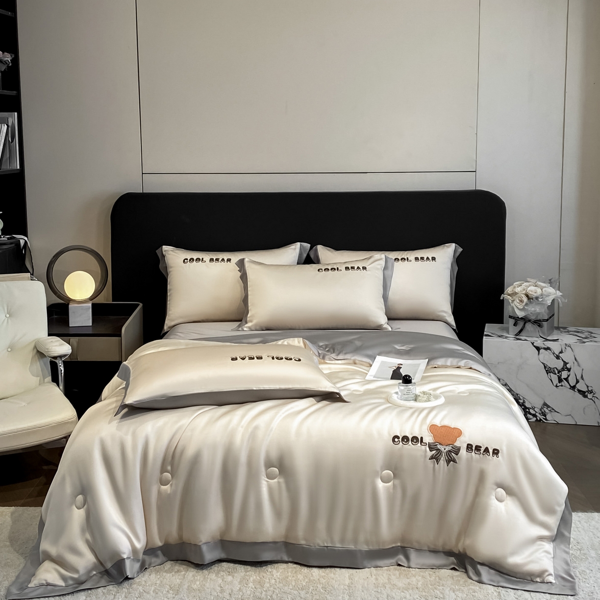 91家纺网 家纺一手货源 找家纺 云棉坊 2026新款水洗真丝冰丝夏被刺绣款-宽边系列 酷尔-奶咖+山灰