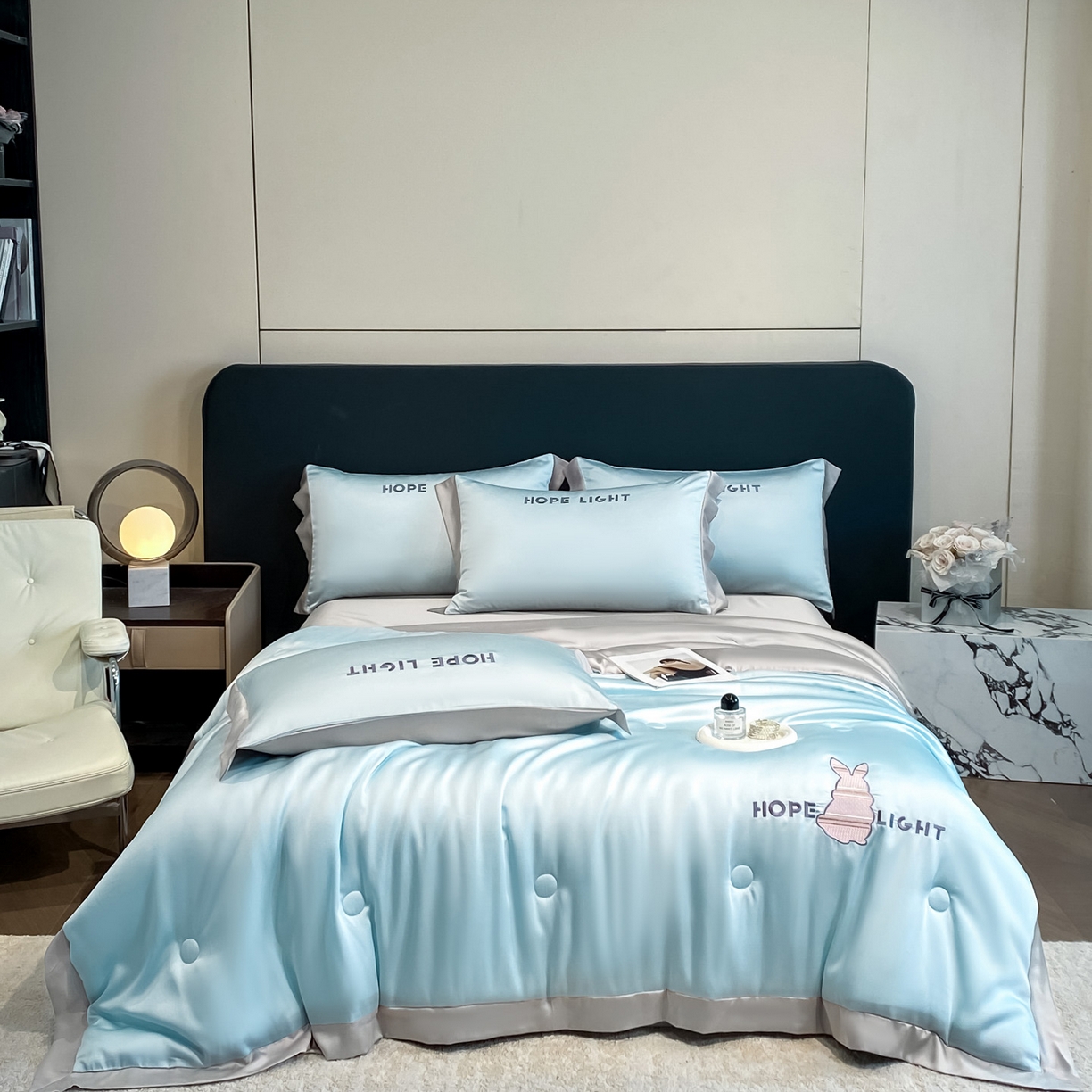 91家纺网 家纺一手货源 找家纺 云棉坊 2026新款水洗真丝冰丝夏被刺绣款-宽边系列 希燃-海盐兰+山灰