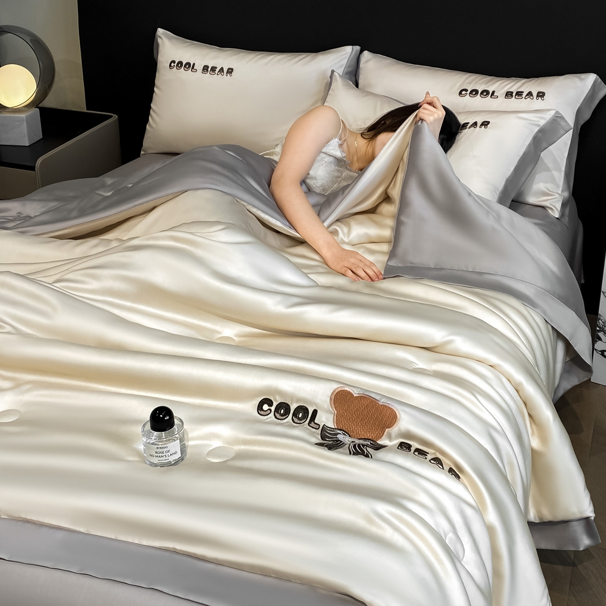 91家纺网 家纺一手货源 找家纺 云棉坊 2026新款水洗真丝冰丝夏被刺绣款-宽边系列 酷尔-奶咖+山灰