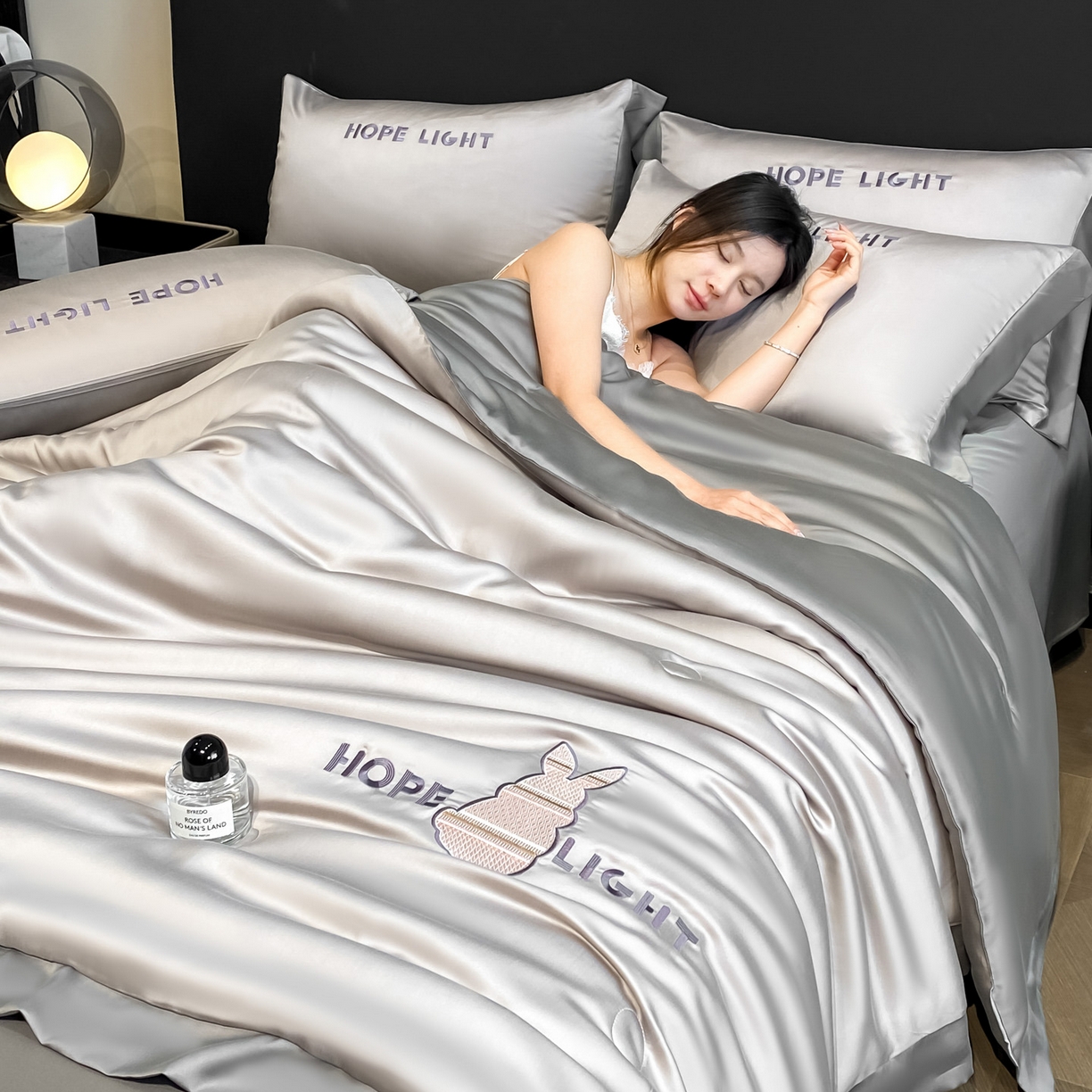 91家纺网 家纺一手货源 找家纺 云棉坊 2026新款水洗真丝冰丝夏被刺绣款-宽边系列 希燃-山灰+中灰