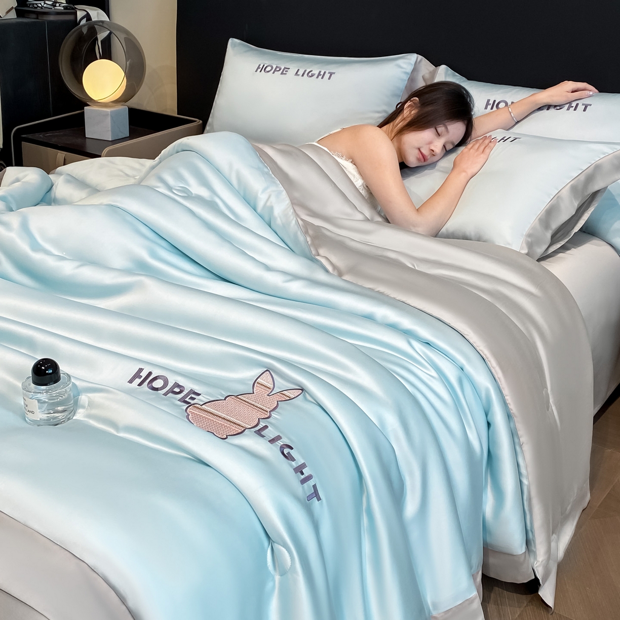 91家纺网 家纺一手货源 找家纺 云棉坊 2026新款水洗真丝冰丝夏被刺绣款-宽边系列 希燃-海盐兰+山灰