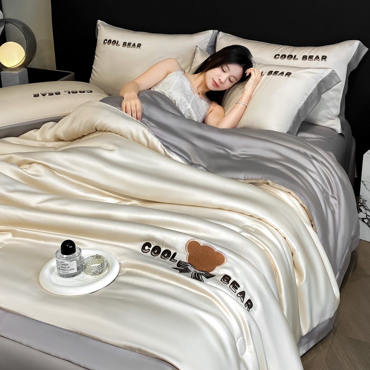 91家纺网 家纺一手货源 找家纺 云棉坊 2026新款水洗真丝冰丝夏被刺绣款-宽边系列 酷尔-奶咖+山灰