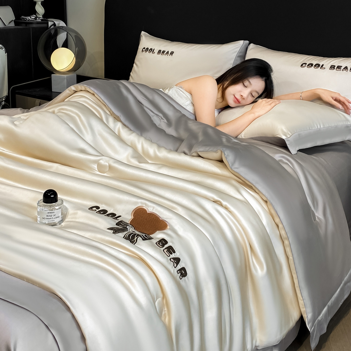 91家纺网 家纺一手货源 找家纺 云棉坊 2026新款水洗真丝冰丝夏被刺绣款-宽边系列 酷尔-奶咖+山灰