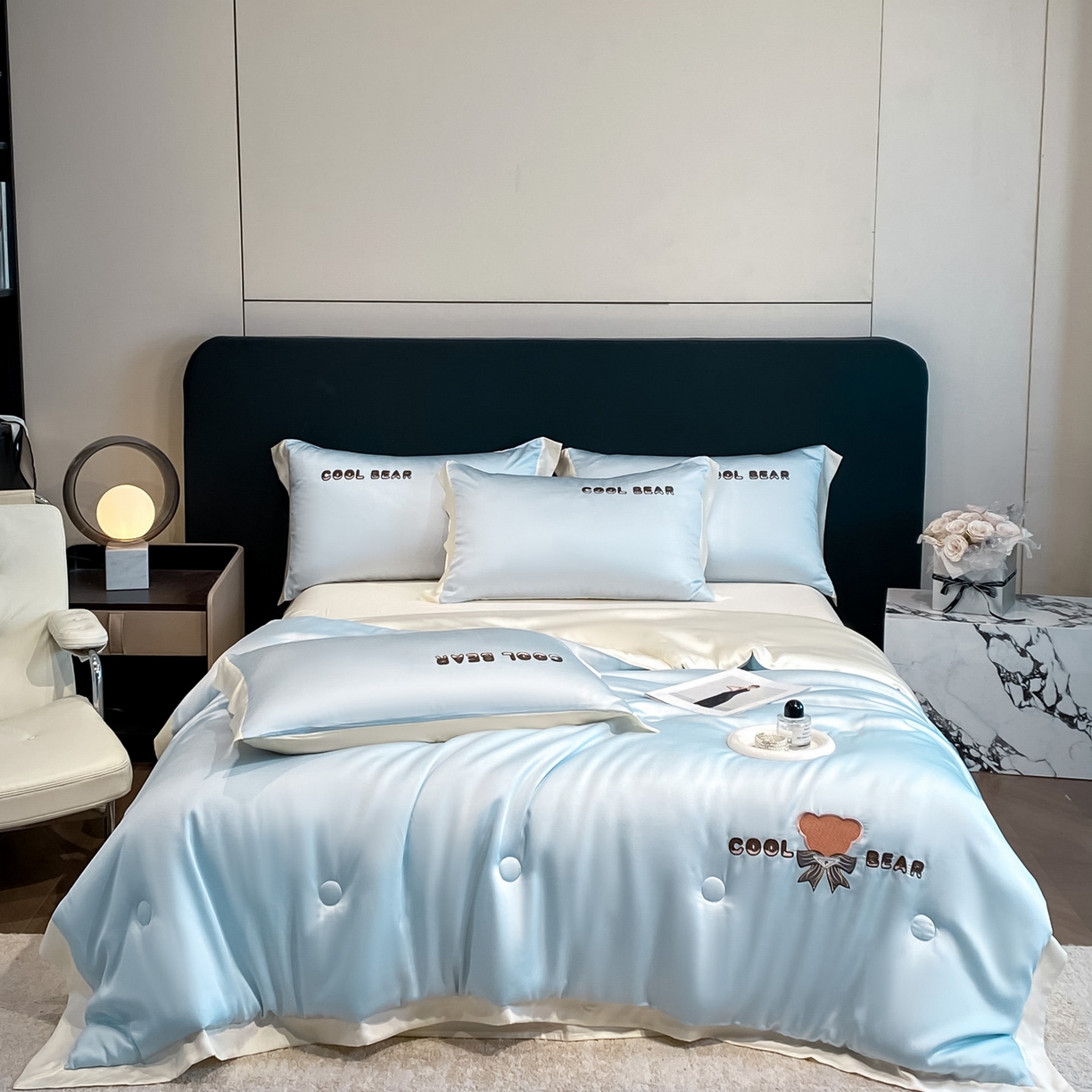 91家纺网 家纺一手货源 找家纺 云棉坊 2026新款水洗真丝冰丝夏被刺绣款-宽边系列 酷尔-天空蓝+奶昔白