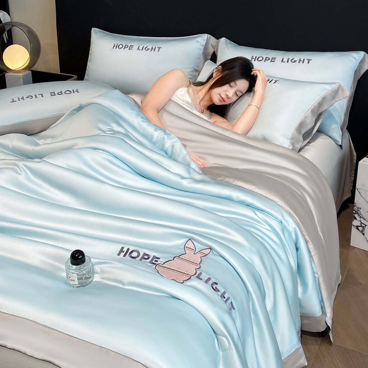 91家纺网 家纺一手货源 找家纺 云棉坊 2026新款水洗真丝冰丝夏被刺绣款-宽边系列 希燃-海盐兰+山灰