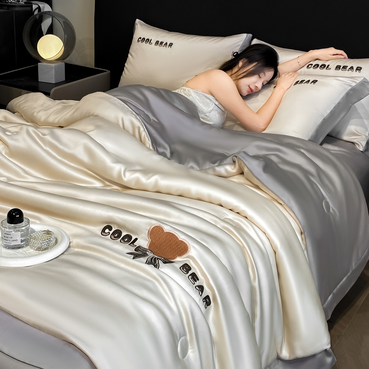 91家纺网 家纺一手货源 找家纺 云棉坊 2026新款水洗真丝冰丝夏被刺绣款-宽边系列 酷尔-奶咖+山灰