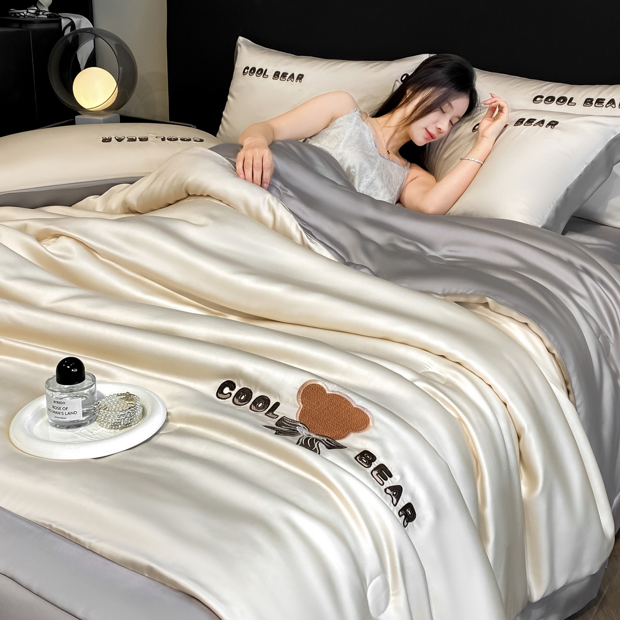 91家纺网 家纺一手货源 找家纺 云棉坊 2026新款水洗真丝冰丝夏被刺绣款-宽边系列 酷尔-奶咖+山灰