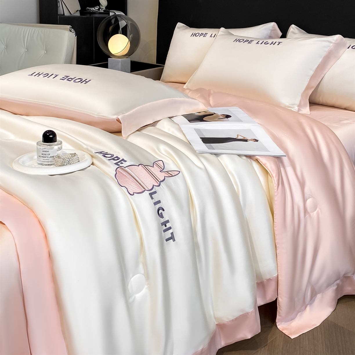 91家纺网 家纺一手货源 找家纺 云棉坊 2026新款水洗真丝冰丝夏被刺绣款-宽边系列 希燃-奶昔白+奶油粉