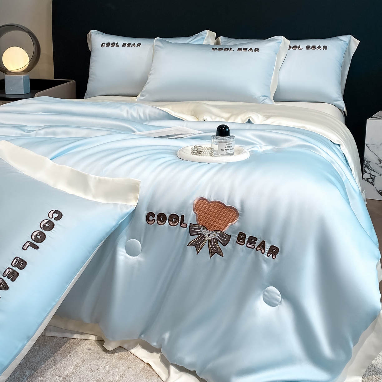 91家纺网 家纺一手货源 找家纺 云棉坊 2026新款水洗真丝冰丝夏被刺绣款-宽边系列 酷尔-天空蓝+奶昔白