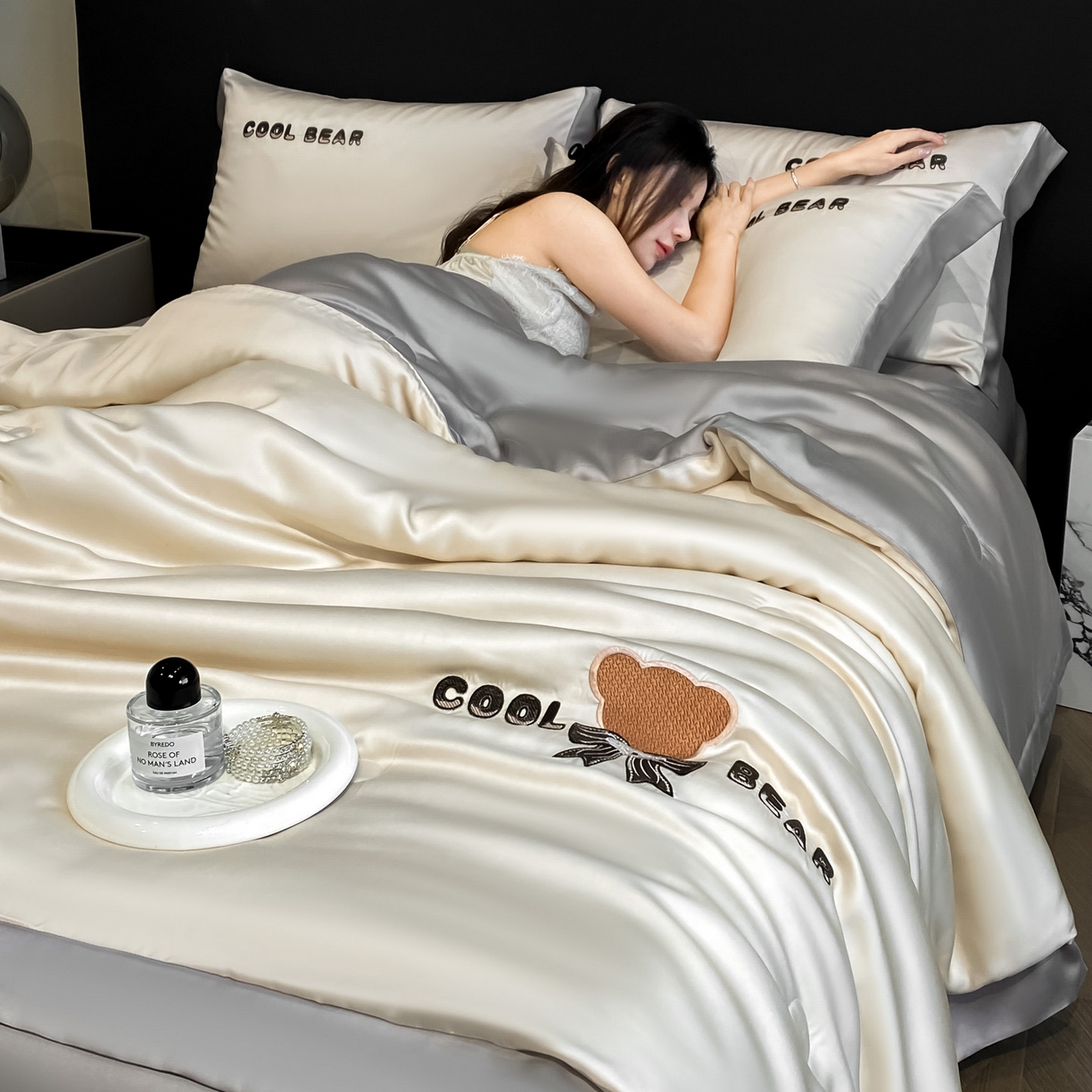 91家纺网 家纺一手货源 找家纺 云棉坊 2026新款水洗真丝冰丝夏被刺绣款-宽边系列 酷尔-奶咖+山灰