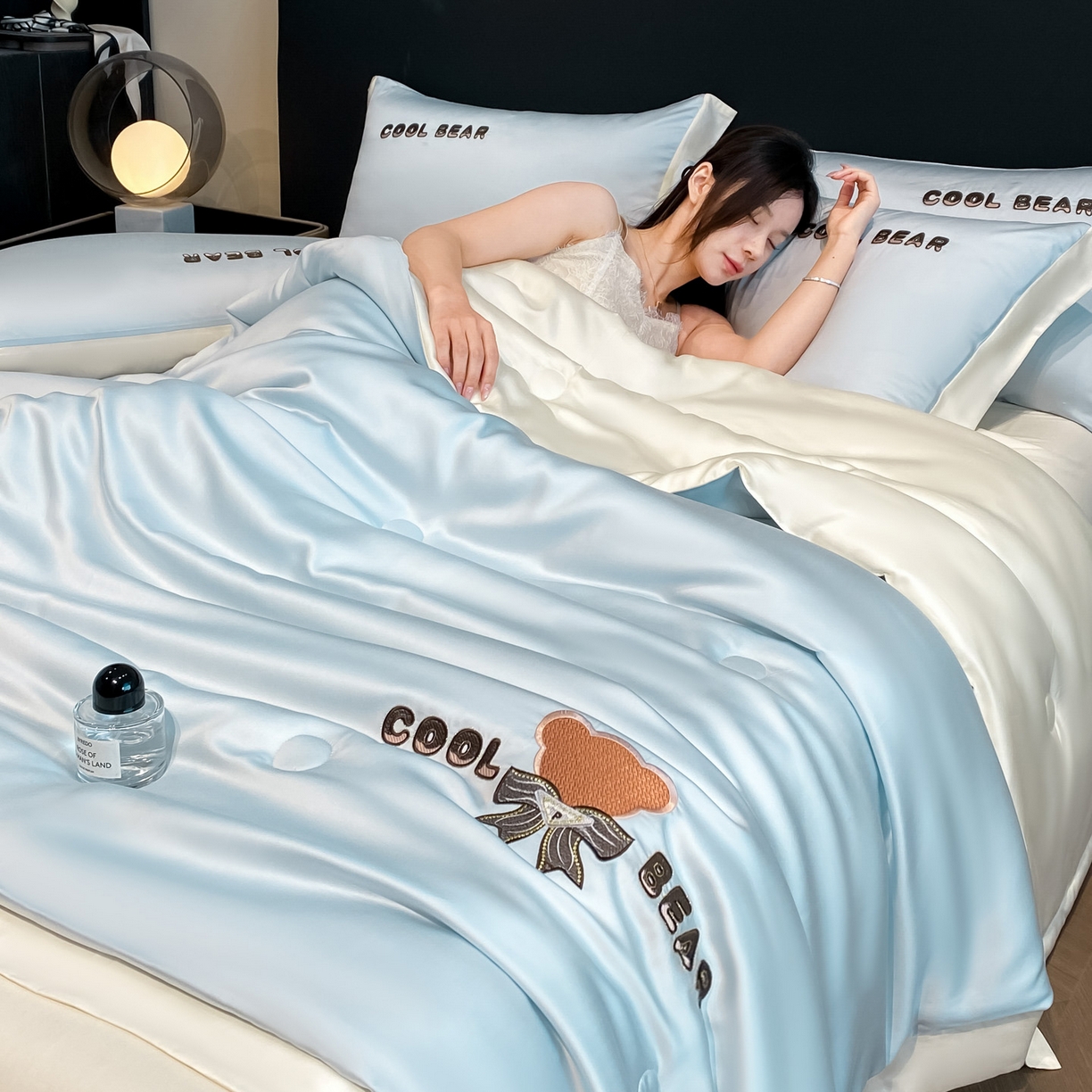 91家纺网 家纺一手货源 找家纺 云棉坊 2026新款水洗真丝冰丝夏被刺绣款-宽边系列 酷尔-天空蓝+奶昔白