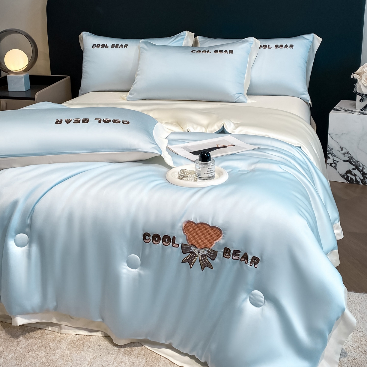 91家纺网 家纺一手货源 找家纺 云棉坊 2026新款水洗真丝冰丝夏被刺绣款-宽边系列 酷尔-天空蓝+奶昔白