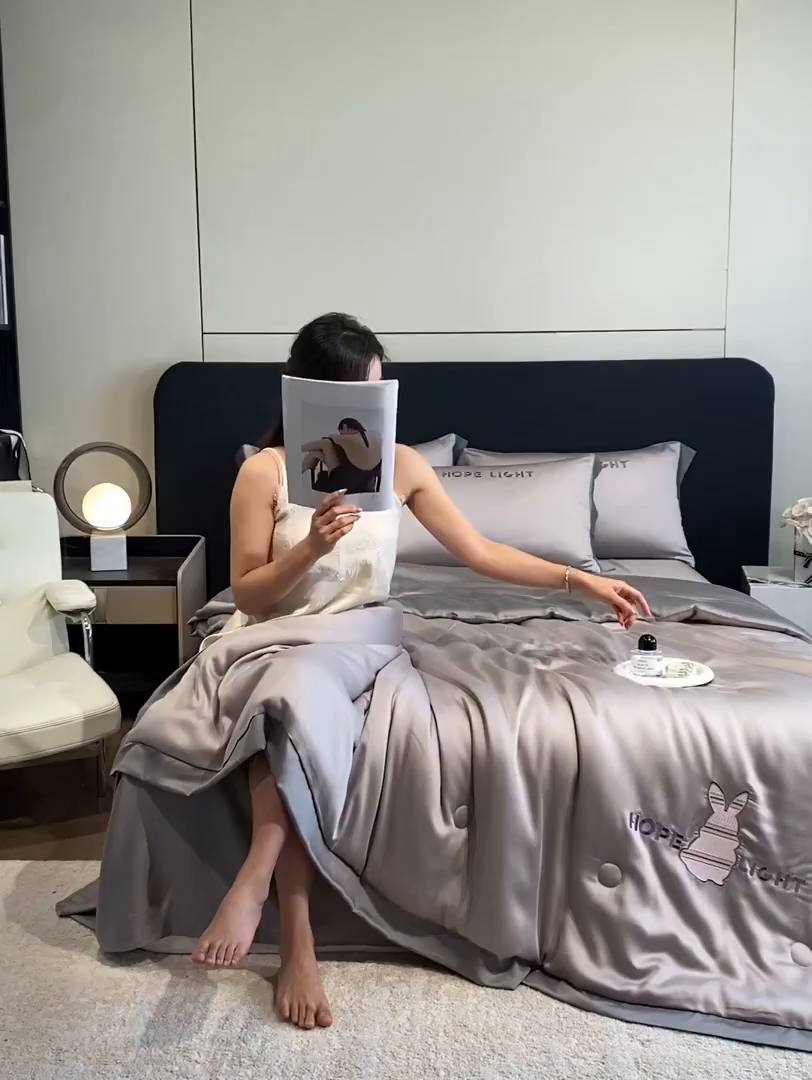 91家纺网 家纺一手货源 找家纺 云棉坊 2026新款水洗真丝冰丝夏被刺绣款-宽边系列 希燃-山灰+中灰