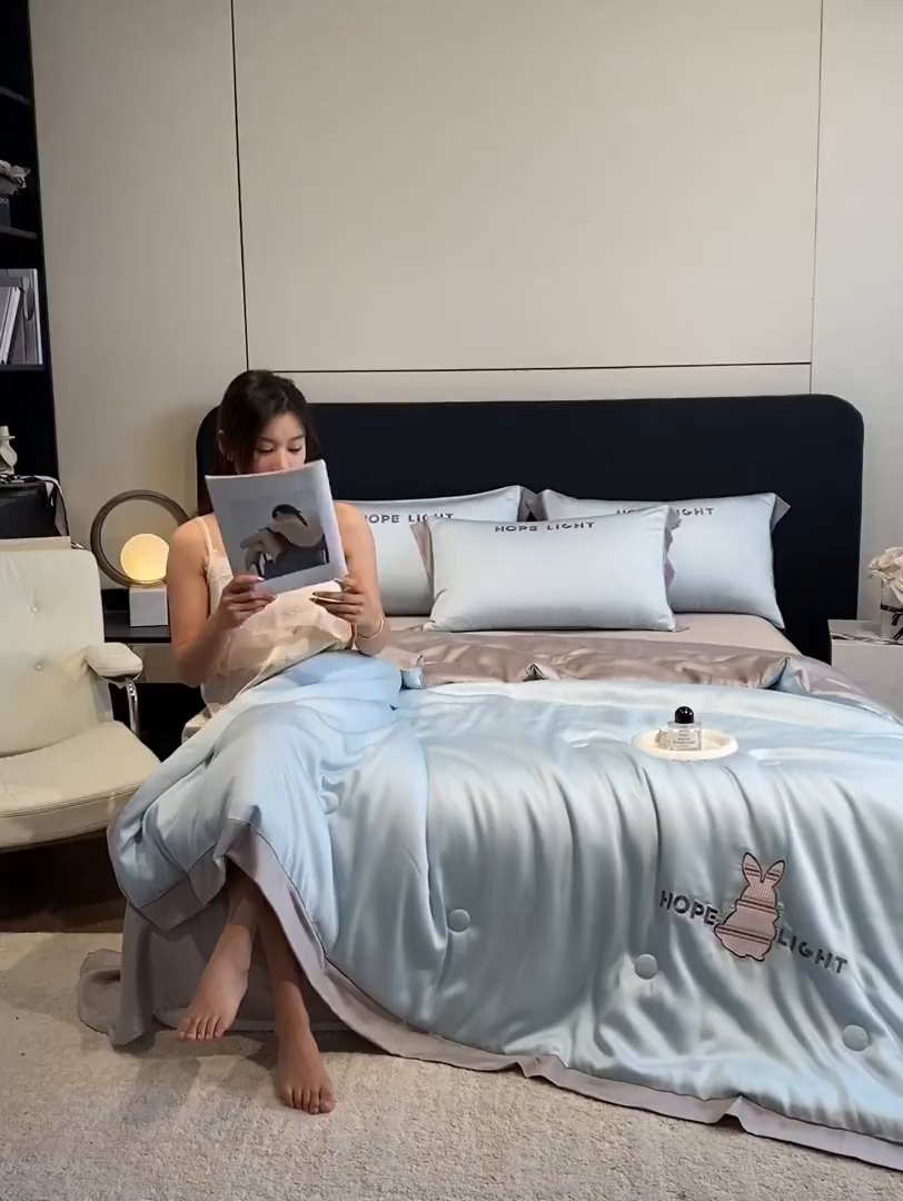 91家纺网 家纺一手货源 找家纺 云棉坊 2026新款水洗真丝冰丝夏被刺绣款-宽边系列 希燃-海盐兰+山灰