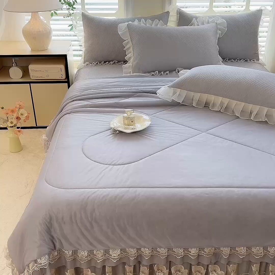 91家纺网 家纺一手货源 找家纺 后庭寝室 2026新款豆豆席乳胶凉席夏被四件套-盛世花开系列 盛世花开-浅灰