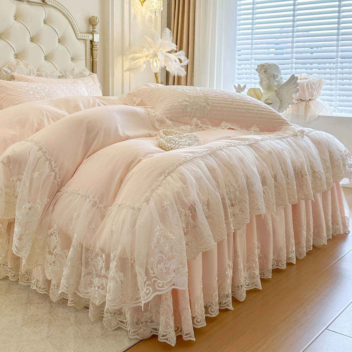 91家纺网 家纺一手货源 找家纺 恋尚 2026新款提花蕾丝夹棉床裙四件套-安妮梦【控价床裙135起 床裙三件170起 四件270起】 安妮梦-清新粉