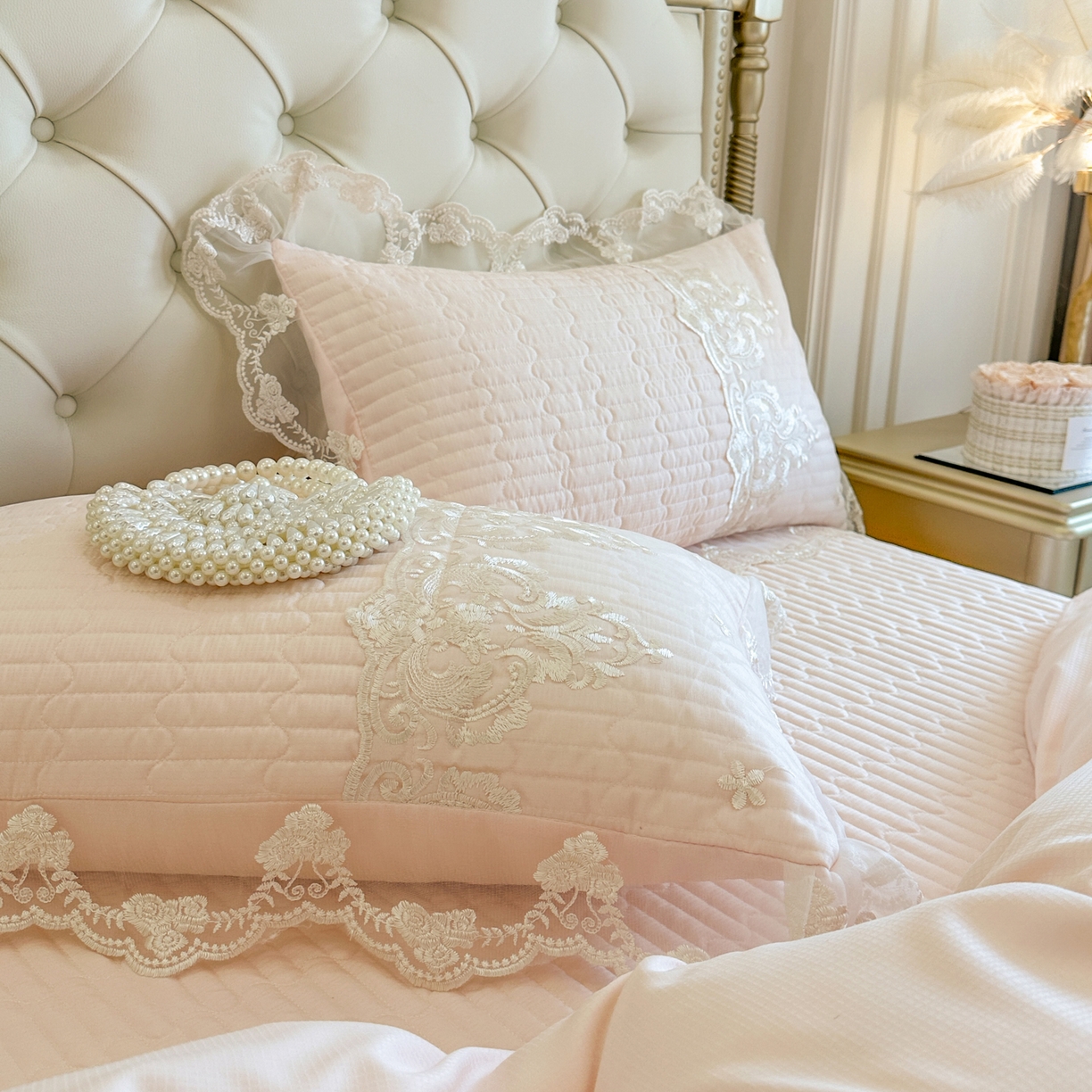 91家纺网 家纺一手货源 找家纺 恋尚 2026新款提花蕾丝夹棉床裙四件套-安妮梦【控价床裙135起 床裙三件170起 四件270起】 安妮梦-清新粉