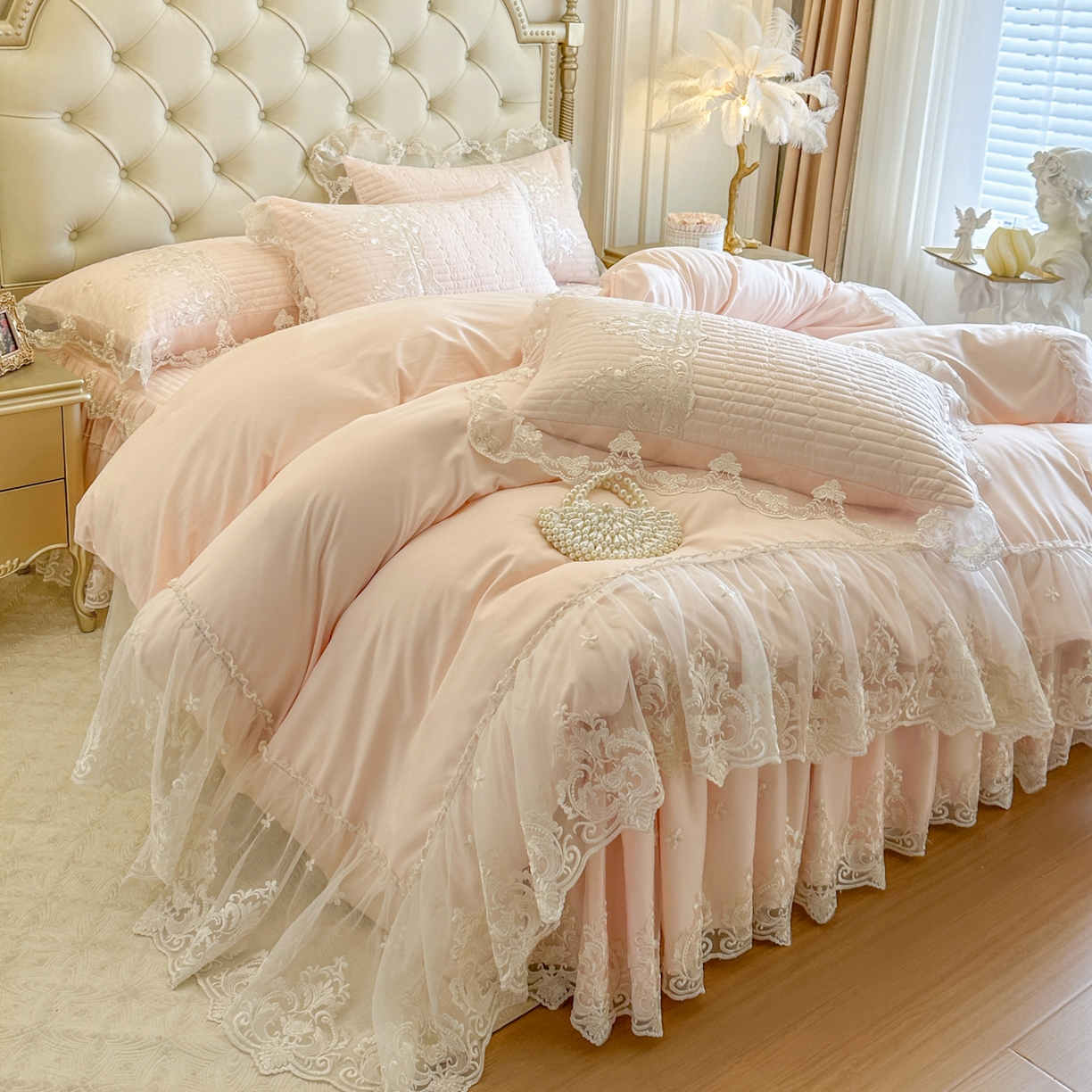 91家纺网 家纺一手货源 找家纺 恋尚 2026新款提花蕾丝夹棉床裙四件套-安妮梦【控价床裙135起 床裙三件170起 四件270起】 安妮梦-清新粉