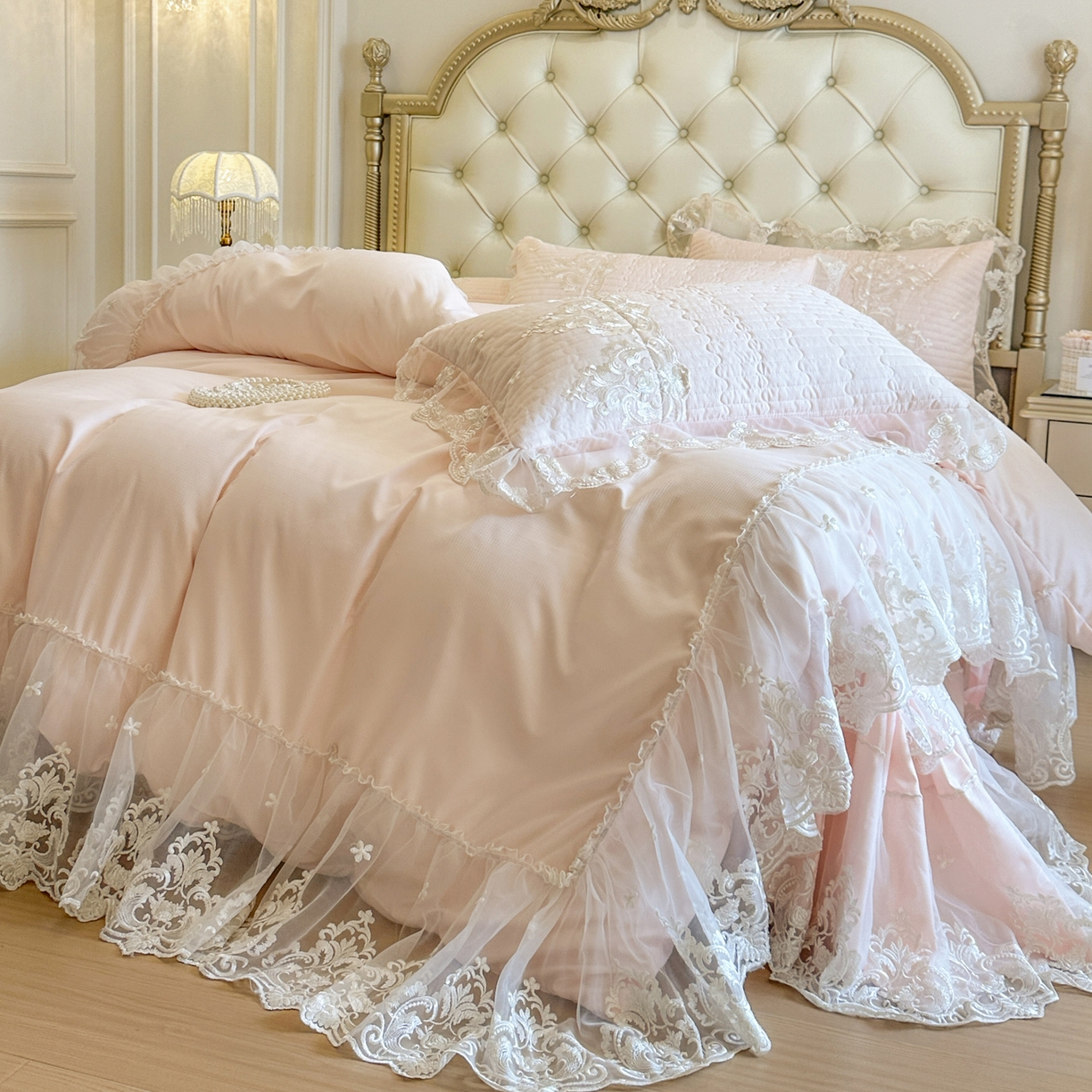 91家纺网 家纺一手货源 找家纺 恋尚 2026新款提花蕾丝夹棉床裙四件套-安妮梦【控价床裙135起 床裙三件170起 四件270起】 安妮梦-清新粉