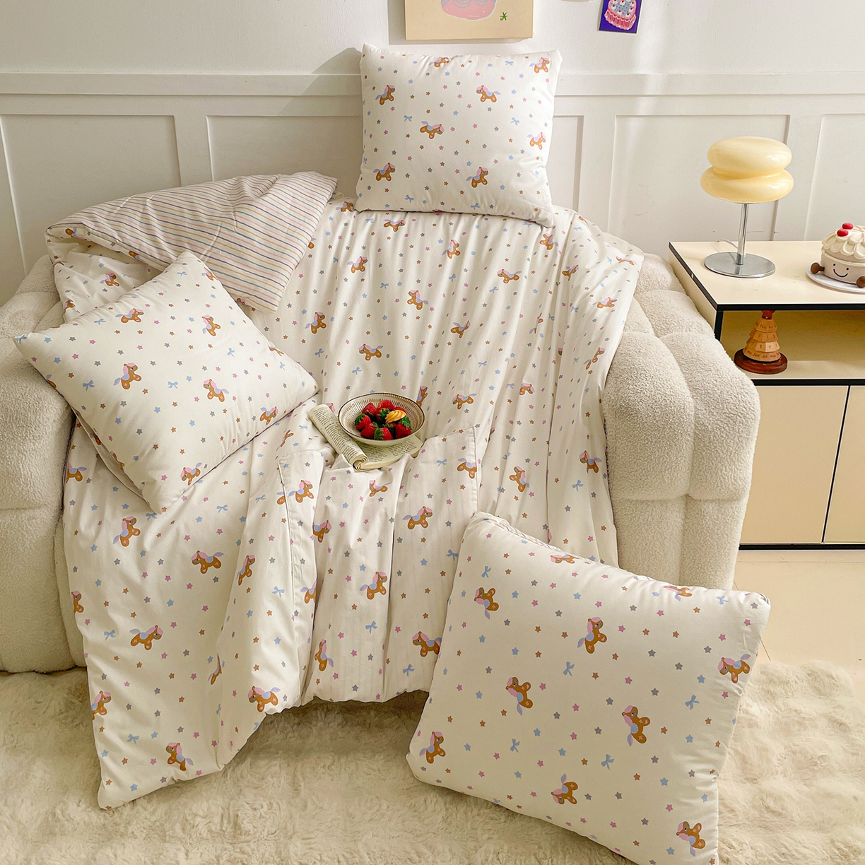 91家纺网 家纺一手货源 找家纺 多米家居 2025新款全棉口袋印花抱枕被 彩虹小马