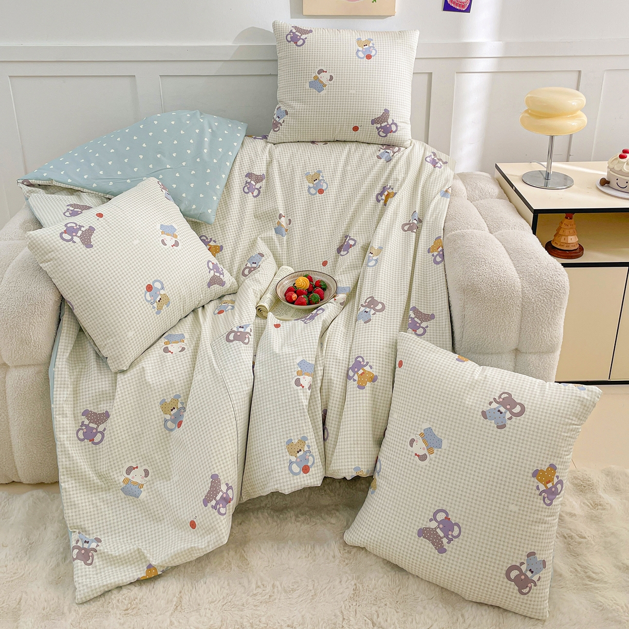 91家纺网 家纺一手货源 找家纺 多米家居 2025新款全棉口袋印花抱枕被 格子小象