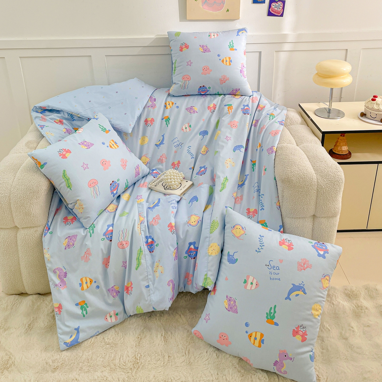 91家纺网 家纺一手货源 找家纺 多米家居 2025新款全棉口袋印花抱枕被 海底世界