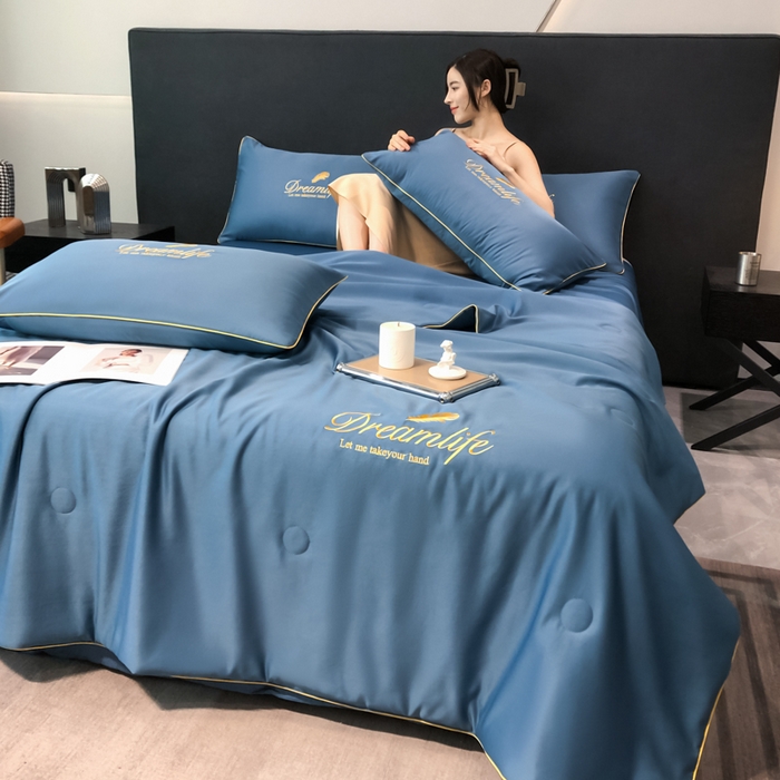 91家纺网 家纺一手货源 找家纺 乐窝家纺仓储 2026新款滚边水洗真丝水洗天丝冰丝刺绣夏被四件套-羽毛系列 梦羽-宾利蓝