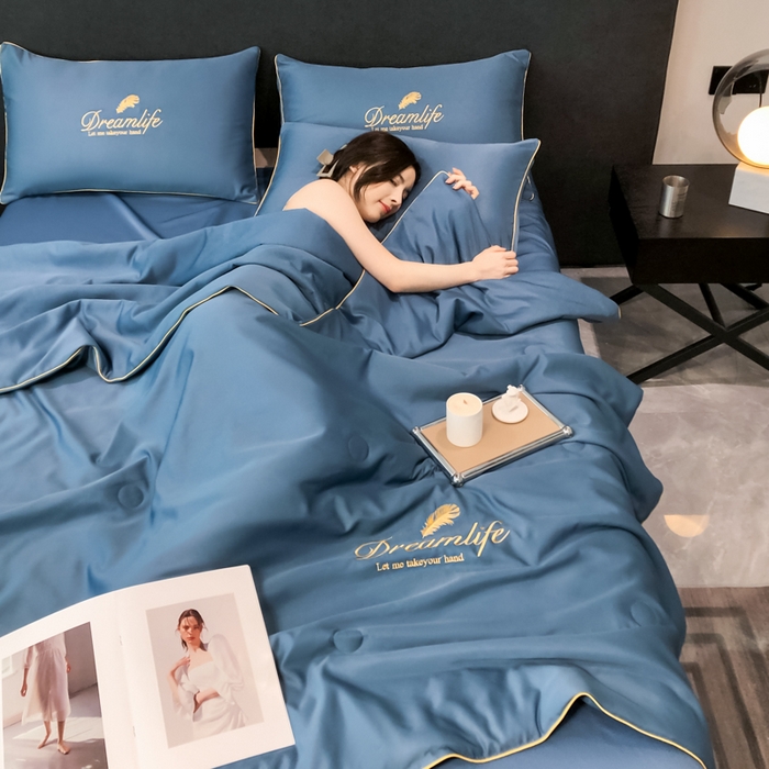 91家纺网 家纺一手货源 找家纺 乐窝家纺仓储 2026新款滚边水洗真丝水洗天丝冰丝刺绣夏被四件套-羽毛系列 梦羽-宾利蓝