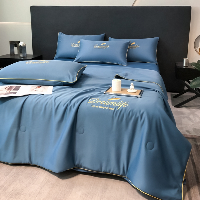 91家纺网 家纺一手货源 找家纺 乐窝家纺仓储 2026新款滚边水洗真丝水洗天丝冰丝刺绣夏被四件套-羽毛系列 梦羽-宾利蓝