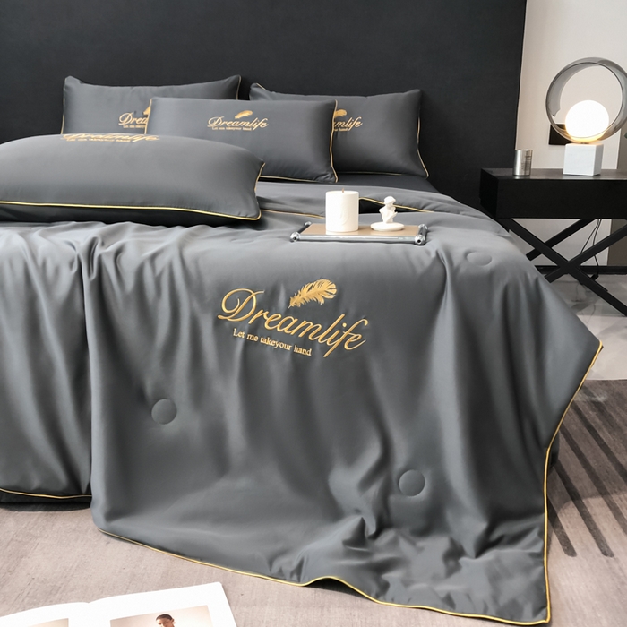 91家纺网 家纺一手货源 找家纺 乐窝家纺仓储 2026新款滚边水洗真丝水洗天丝冰丝刺绣夏被四件套-羽毛系列 梦羽-高级灰