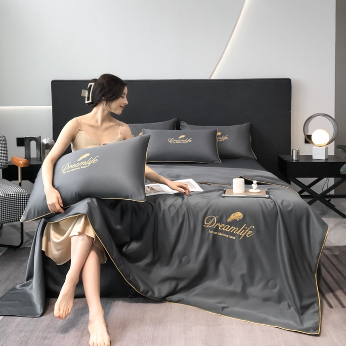 91家纺网 家纺一手货源 找家纺 乐窝家纺仓储 2026新款滚边水洗真丝水洗天丝冰丝刺绣夏被四件套-羽毛系列 梦羽-高级灰